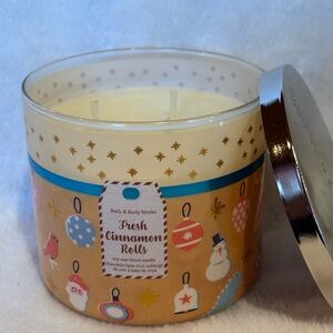 Bath & Body Works Fresh Cinnamon Rolls Candle - Cream and Gold